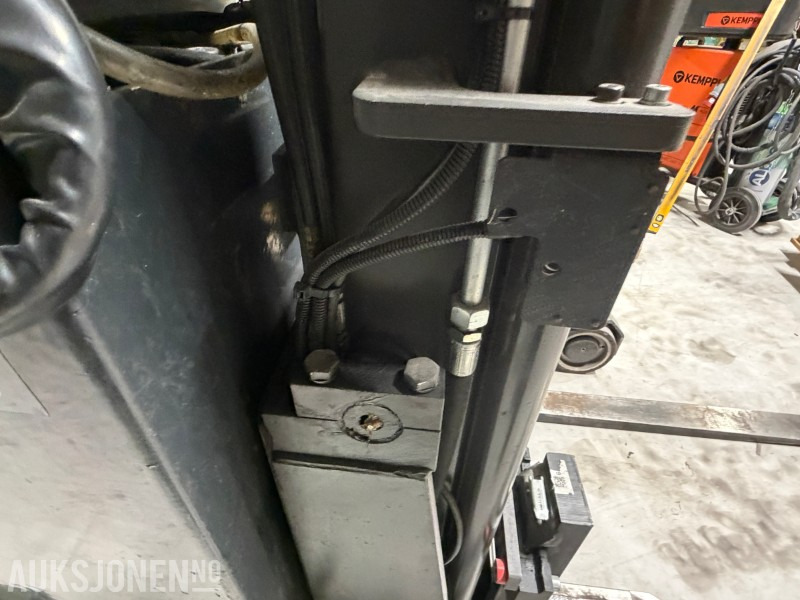 Подемно-транспортна техника 2013 Nissan UND140 Skyvemasttruck - 4,8m med batterilader: снимка 16 Подемно-транспортна техника 2013 Nissan UND140 Skyvemasttruck - 4,8m med batterilader: снимка 16