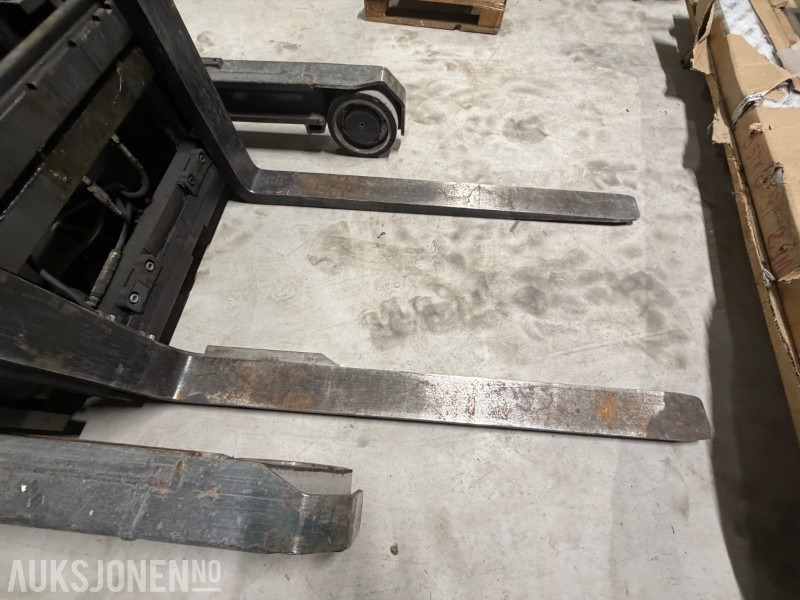 Подемно-транспортна техника 2013 Nissan UND140 Skyvemasttruck - 4,8m med batterilader: снимка 8 Подемно-транспортна техника 2013 Nissan UND140 Skyvemasttruck - 4,8m med batterilader: снимка 8