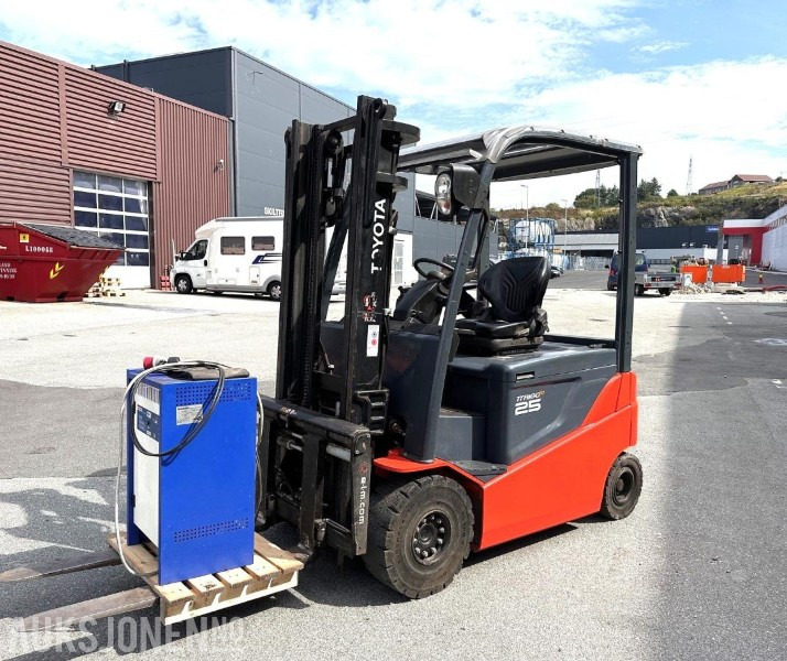 2014 Toyota 8FBMKT25 – 2,5T elektrisk gaffeltruck - Подемно-транспортна техника: снимка 1 2014 Toyota 8FBMKT25 – 2,5T elektrisk gaffeltruck - Подемно-транспортна техника: снимка 1