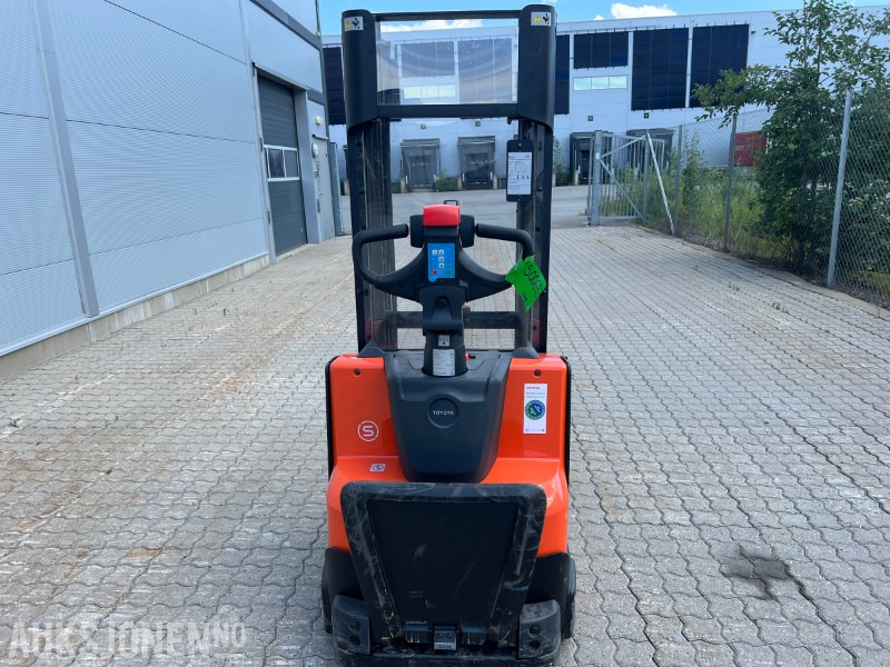 Toyota SWE 120 med 2,7m løftehøyde og lader - Подемно-транспортна техника: снимка 4 Toyota SWE 120 med 2,7m løftehøyde og lader - Подемно-транспортна техника: снимка 4