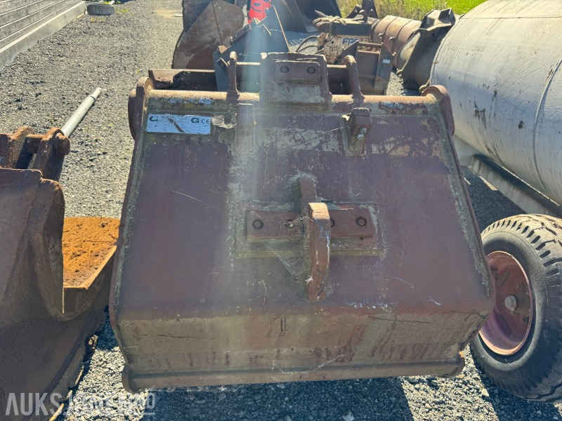 2000 Gjerstad graveskuffe med tenner1150 mm bredde, 1150 liter. KM20 feste. Brukt på Volvo EC210. - Прикачен инвентар за Строителна техника: снимка 2 2000 Gjerstad graveskuffe med tenner1150 mm bredde, 1150 liter. KM20 feste. Brukt på Volvo EC210. - Прикачен инвентар за Строителна техника: снимка 2