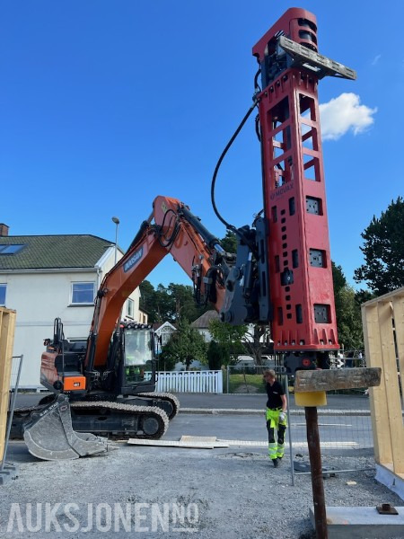 2022 Movax DH-25 pålehammer - S70 feste m/Oilquick-kobling. - Прикачен инвентар за Строителна техника: снимка 1 2022 Movax DH-25 pålehammer - S70 feste m/Oilquick-kobling. - Прикачен инвентар за Строителна техника: снимка 1
