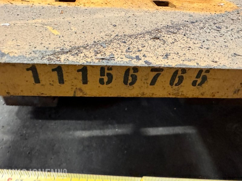 Volvo L110 - Slitestål til skuffe som har stått på Hjullaster - Прикачен инвентар за Строителна техника: снимка 4 Volvo L110 - Slitestål til skuffe som har stått på Hjullaster - Прикачен инвентар за Строителна техника: снимка 4