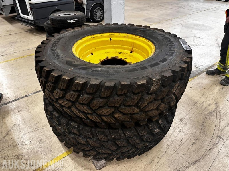 2 stk. Nokian TRI Hakkapeliitta 440/80 R28 forhjul til John Deere på felg - Селскостопанска техника: снимка 1 2 stk. Nokian TRI Hakkapeliitta 440/80 R28 forhjul til John Deere på felg - Селскостопанска техника: снимка 1