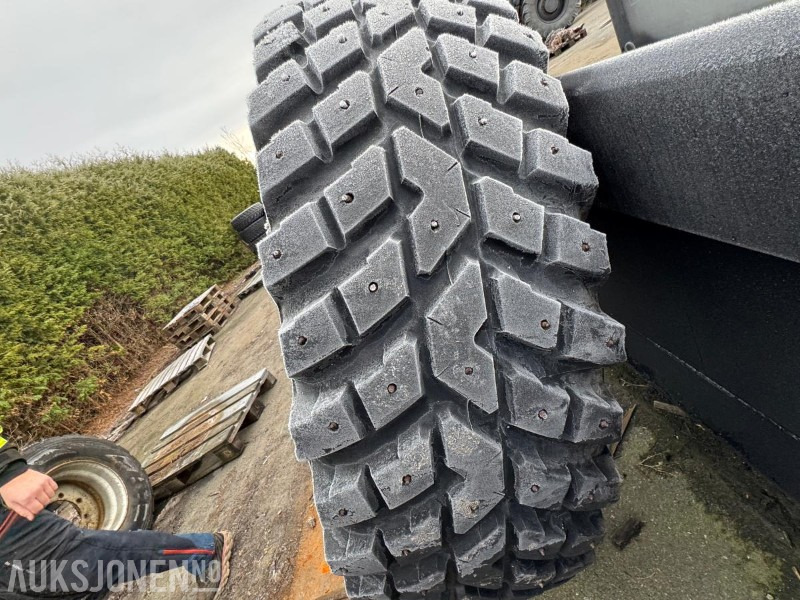 2007 Nokian TRI 2 traktordekk 440/80 R30 – med pigg - Селскостопанска техника: снимка 1 2007 Nokian TRI 2 traktordekk 440/80 R30 – med pigg - Селскостопанска техника: снимка 1