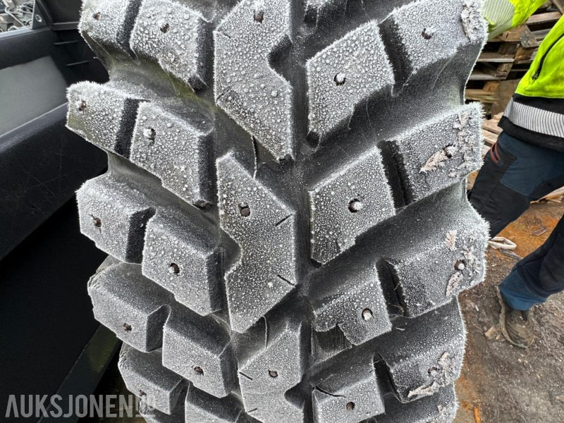 2007 Nokian TRI 2 traktordekk 440/80 R30 – med pigg - Селскостопанска техника: снимка 2 2007 Nokian TRI 2 traktordekk 440/80 R30 – med pigg - Селскостопанска техника: снимка 2