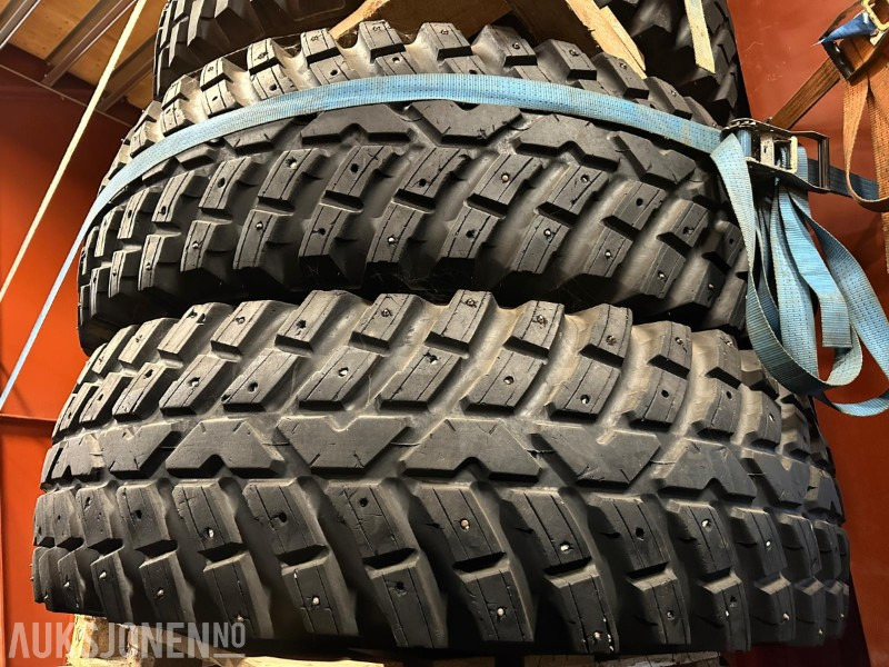 Piggdekksett til 900-serien – 620/80R42 + 480/80R34 – Klare for vinter - Селскостопанска техника: снимка 1 Piggdekksett til 900-serien – 620/80R42 + 480/80R34 – Klare for vinter - Селскостопанска техника: снимка 1
