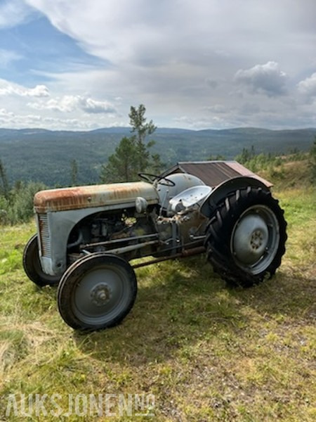 Трактор Ukjent modell/type Traktor: снимка 1