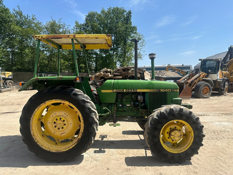 John Deere 1640 4x4 - Трактор с високо шаси: снимка 4 John Deere 1640 4x4 - Трактор с високо шаси: снимка 4