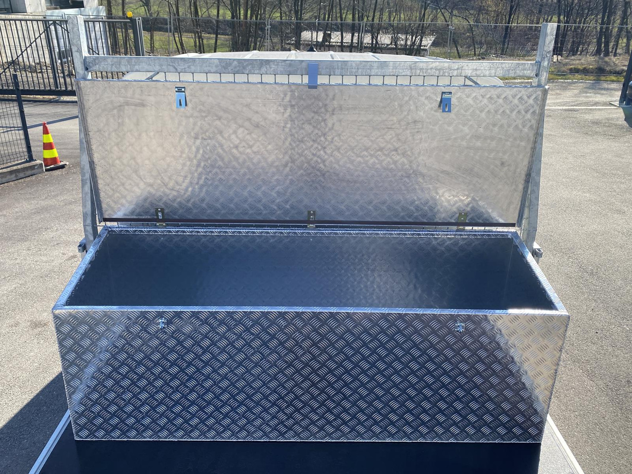 Лизинг на MAN TGE 3.180 DOKA 1+6 3640MM | OFFENE PRITSCHE + ALU KOFFER AUF DER PRITSCHE MAN TGE 3.180 DOKA 1+6 3640MM | OFFENE PRITSCHE + ALU KOFFER AUF DER PRITSCHE: снимка 11