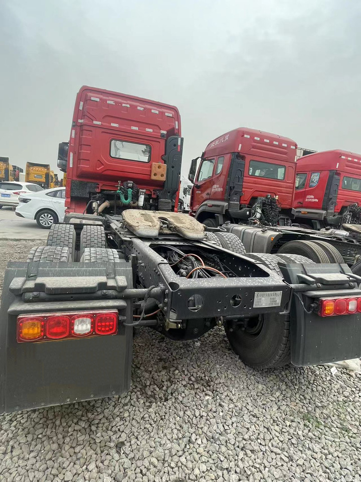 Shacman Slightly Used X3000 X5000 (6*4) Semi Truck Head Tractor Head Tipper Head - Влекач: снимка 4 Shacman Slightly Used X3000 X5000 (6*4) Semi Truck Head Tractor Head Tipper Head - Влекач: снимка 4