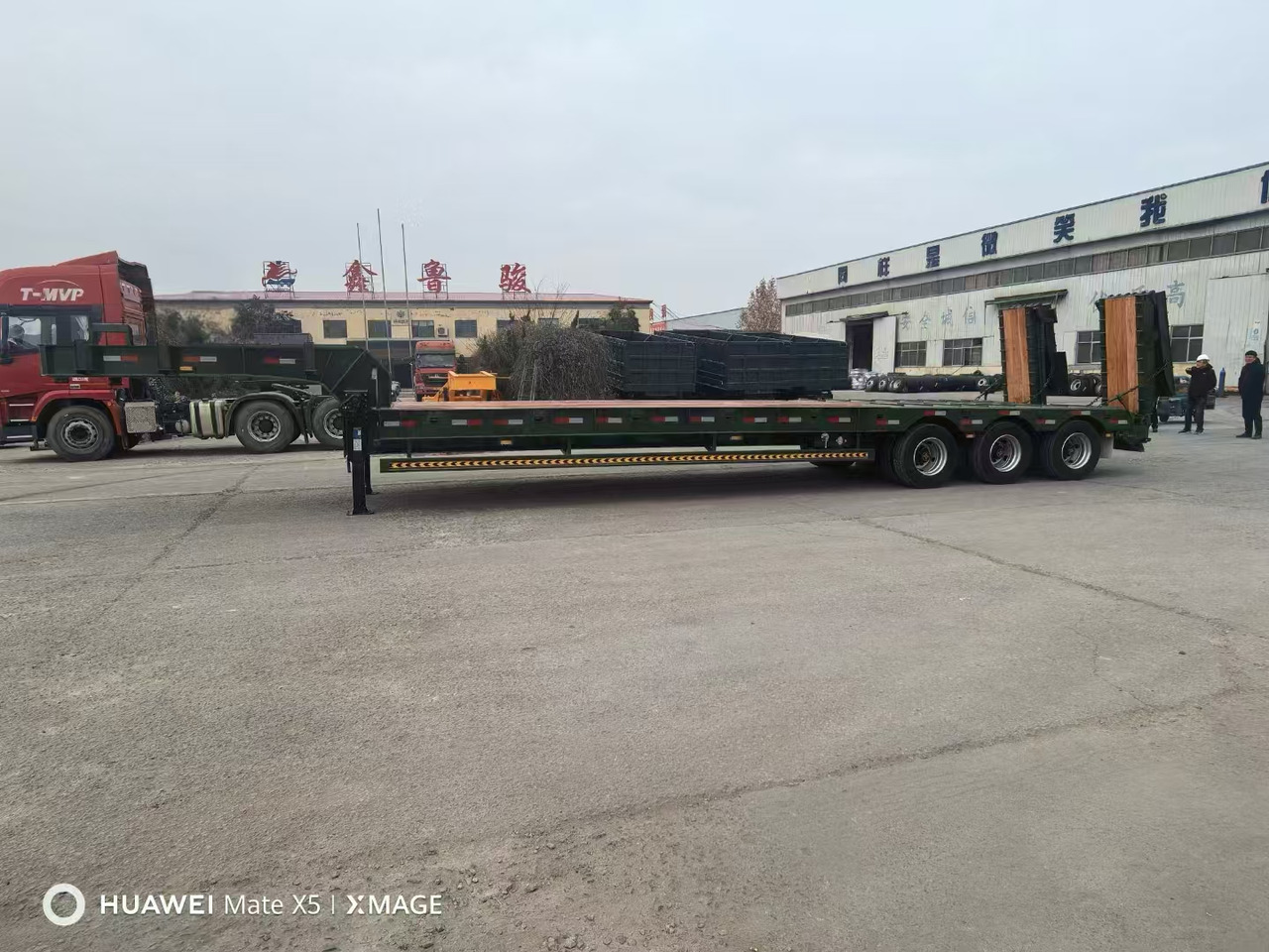 Нови Нискорамна площадка полуремарке ZHICHENG Semi Flat Bed Low Bed Lowboy bed truck in New or Used Condition and various Size for Sale: снимка 19