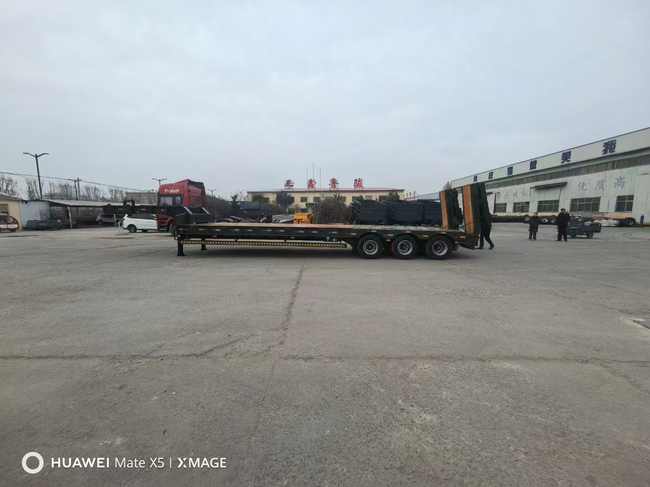 Нови Нискорамна площадка полуремарке ZHICHENG Semi Flat Bed Low Bed Lowboy bed truck in New or Used Condition and various Size for Sale: снимка 16