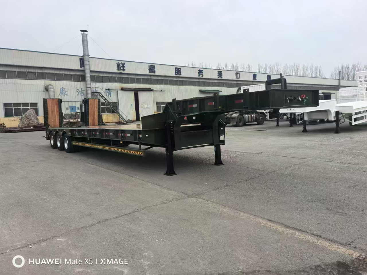 Нови Нискорамна площадка полуремарке ZHICHENG Semi Flat Bed Low Bed Lowboy bed truck in New or Used Condition and various Size for Sale: снимка 18