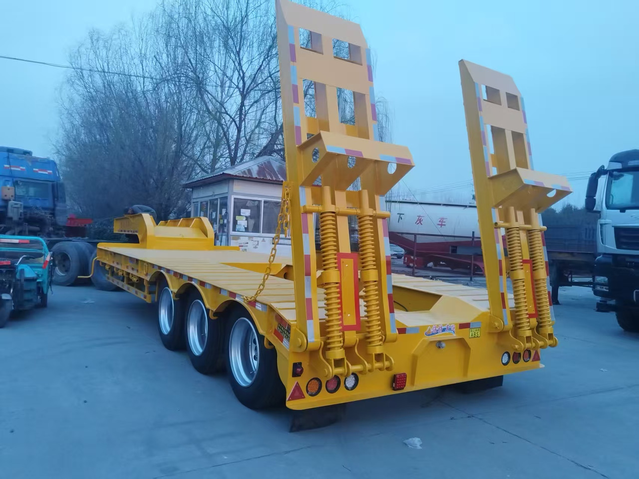 Нови Нискорамна площадка полуремарке ZHICHENG Semi Flat Bed Low Bed Lowboy bed truck in New or Used Condition and various Size for Sale: снимка 26
