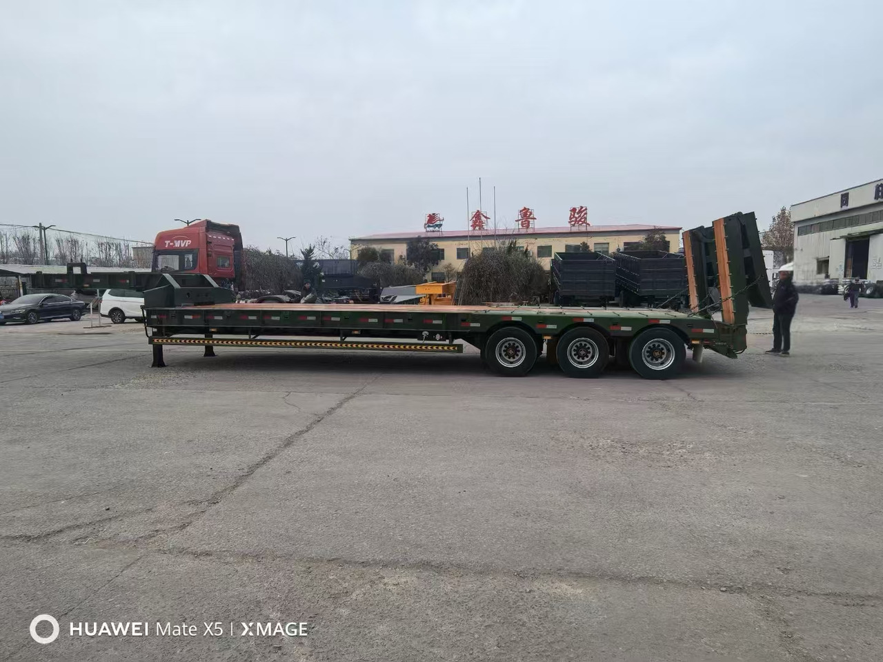 Нови Нискорамна площадка полуремарке ZHICHENG Semi Flat Bed Low Bed Lowboy bed truck in New or Used Condition and various Size for Sale: снимка 17