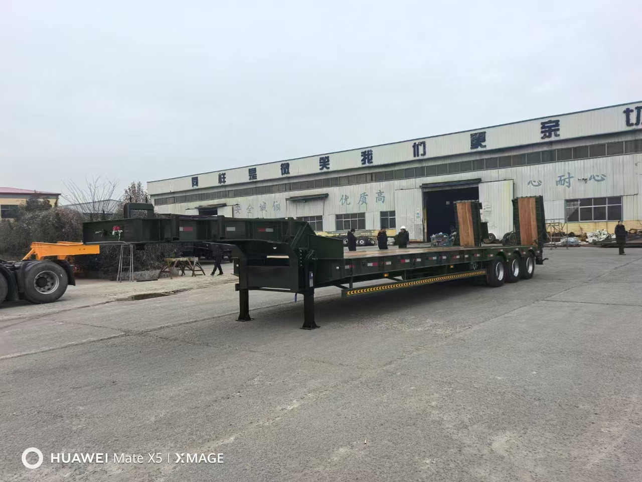 Нови Нискорамна площадка полуремарке ZHICHENG Semi Flat Bed Low Bed Lowboy bed truck in New or Used Condition and various Size for Sale: снимка 15