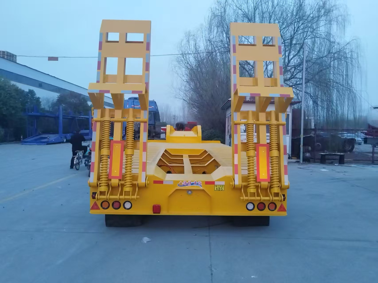Нови Нискорамна площадка полуремарке ZHICHENG Semi Flat Bed Low Bed Lowboy bed truck in New or Used Condition and various Size for Sale: снимка 25