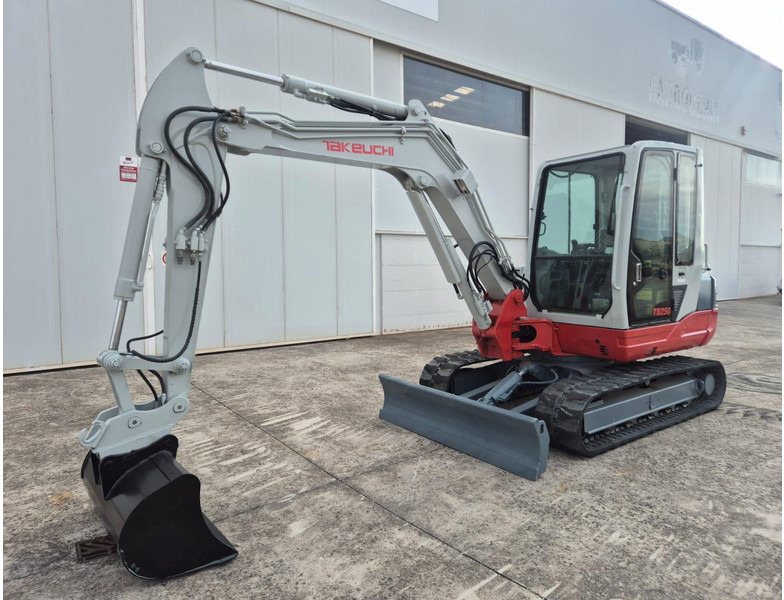 Takeuchi TB250 - Мини багер: снимка 3 Takeuchi TB250 - Мини багер: снимка 3