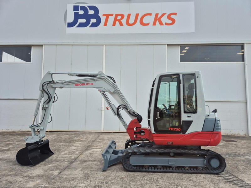 Takeuchi TB250 - Мини багер: снимка 1 Takeuchi TB250 - Мини багер: снимка 1