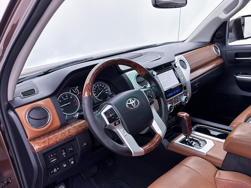 Toyota Tundra 5.7 V8 Double Cab 4x4 LPG 1974-Edition Leder JBL Stoel ventilatie/ verwarming Schuif/kantel dak Blind spot Camera 3500kg trekhaa - Пикап, Бус с двойна кабина: снимка 4 Toyota Tundra 5.7 V8 Double Cab 4x4 LPG 1974-Edition Leder JBL Stoel ventilatie/ verwarming Schuif/kantel dak Blind spot Camera 3500kg trekhaa - Пикап, Бус с двойна кабина: снимка 4