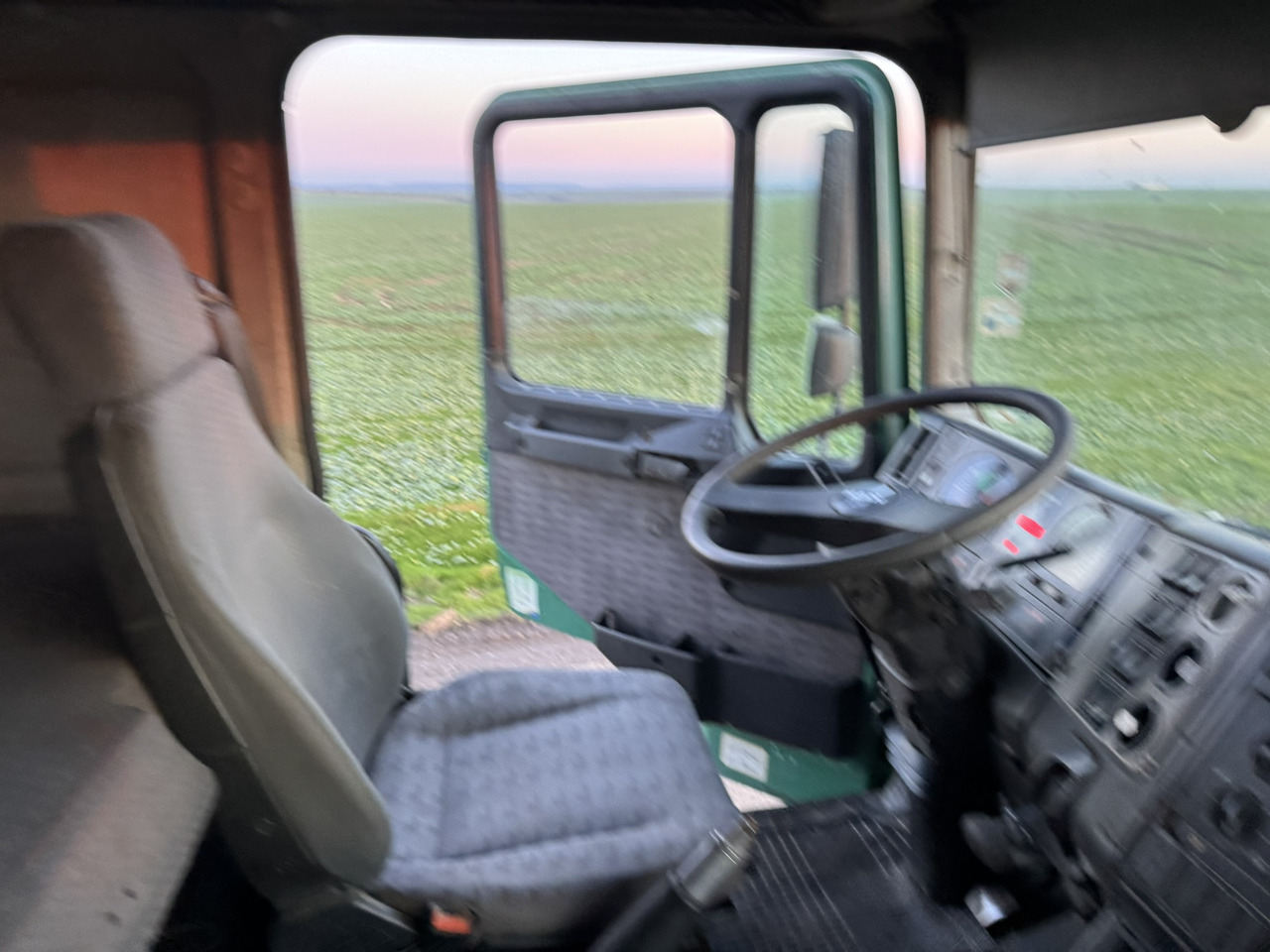 MAN 26 414 6x4 KIPPER L2000 Euro3 Manual Injection Pomp - Камион: снимка 3 MAN 26 414 6x4 KIPPER L2000 Euro3 Manual Injection Pomp - Камион: снимка 3