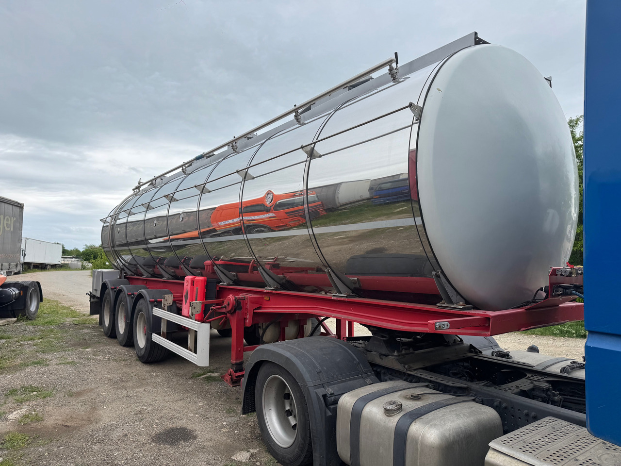 Menci Transport lichide ALIMENTARE - Полуремарке цистерна: снимка 1 Menci Transport lichide ALIMENTARE - Полуремарке цистерна: снимка 1
