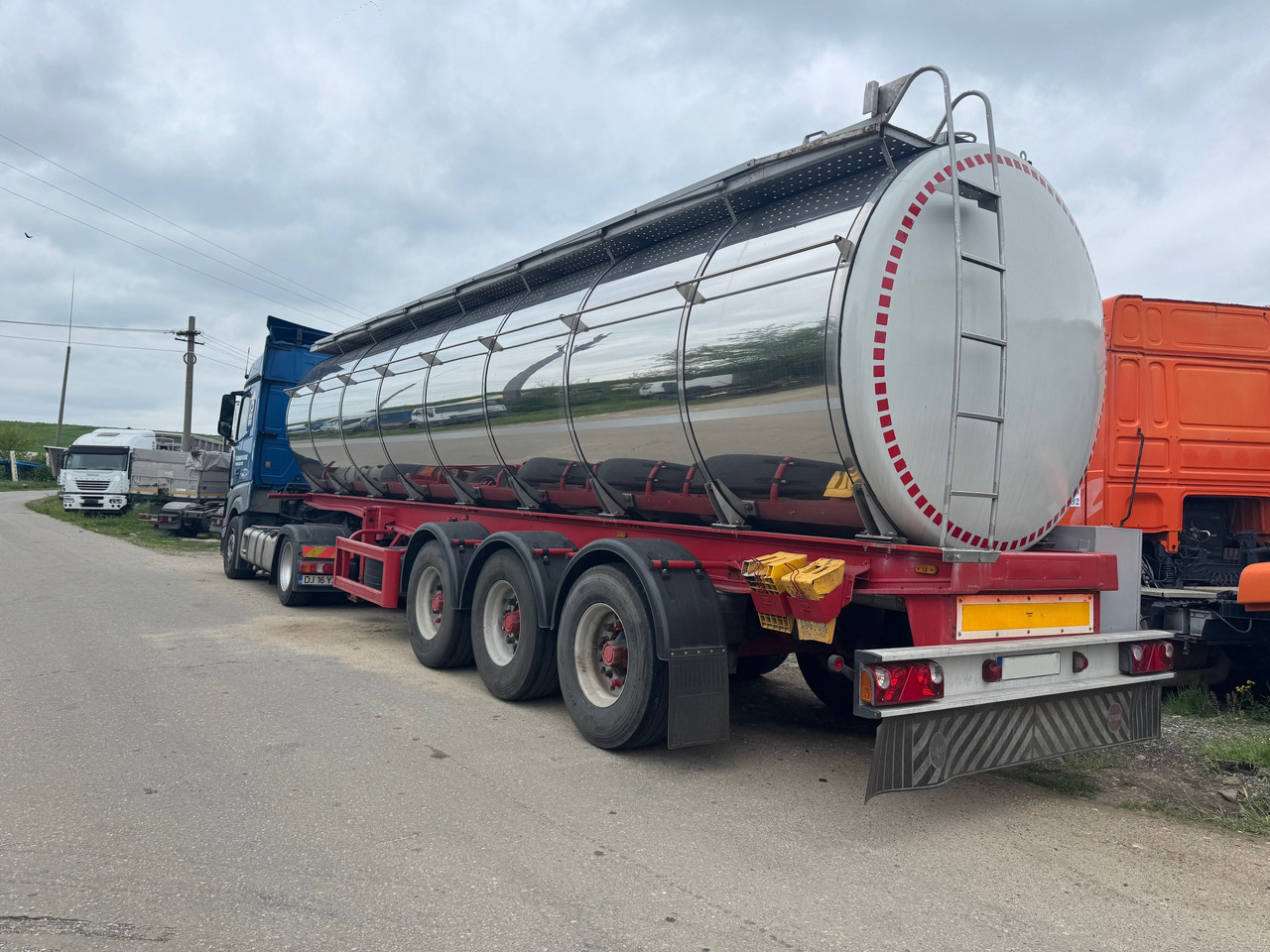 Menci Transport lichide ALIMENTARE - Полуремарке цистерна: снимка 4 Menci Transport lichide ALIMENTARE - Полуремарке цистерна: снимка 4