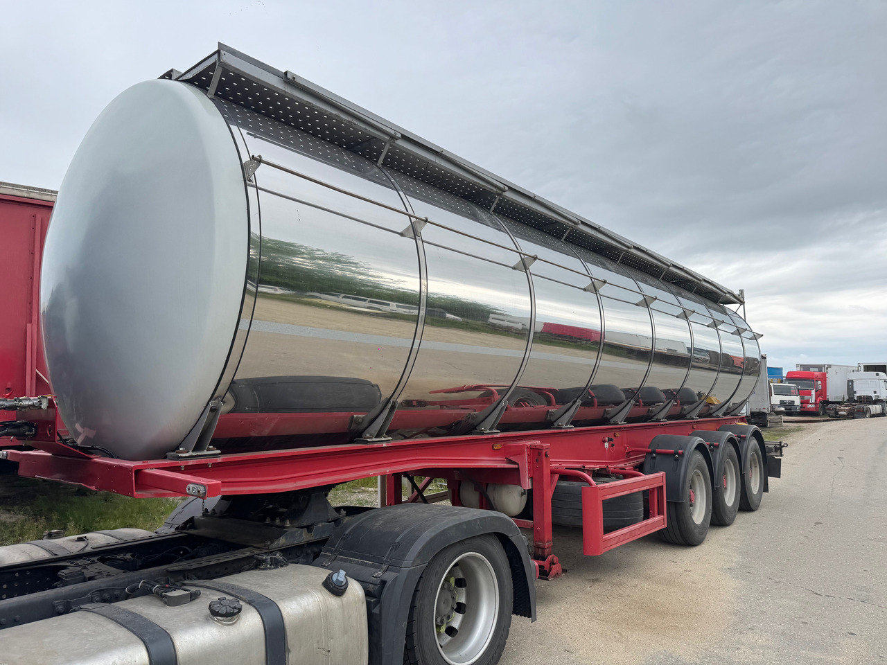 Menci Transport lichide ALIMENTARE - Полуремарке цистерна: снимка 2 Menci Transport lichide ALIMENTARE - Полуремарке цистерна: снимка 2