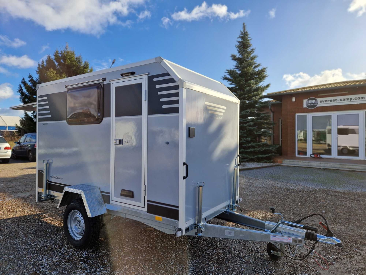 Minicamp Everest Lekki mały kemping camper DMC 600 do 1000kg NOWA - Каравана: снимка 1 Minicamp Everest Lekki mały kemping camper DMC 600 do 1000kg NOWA - Каравана: снимка 1