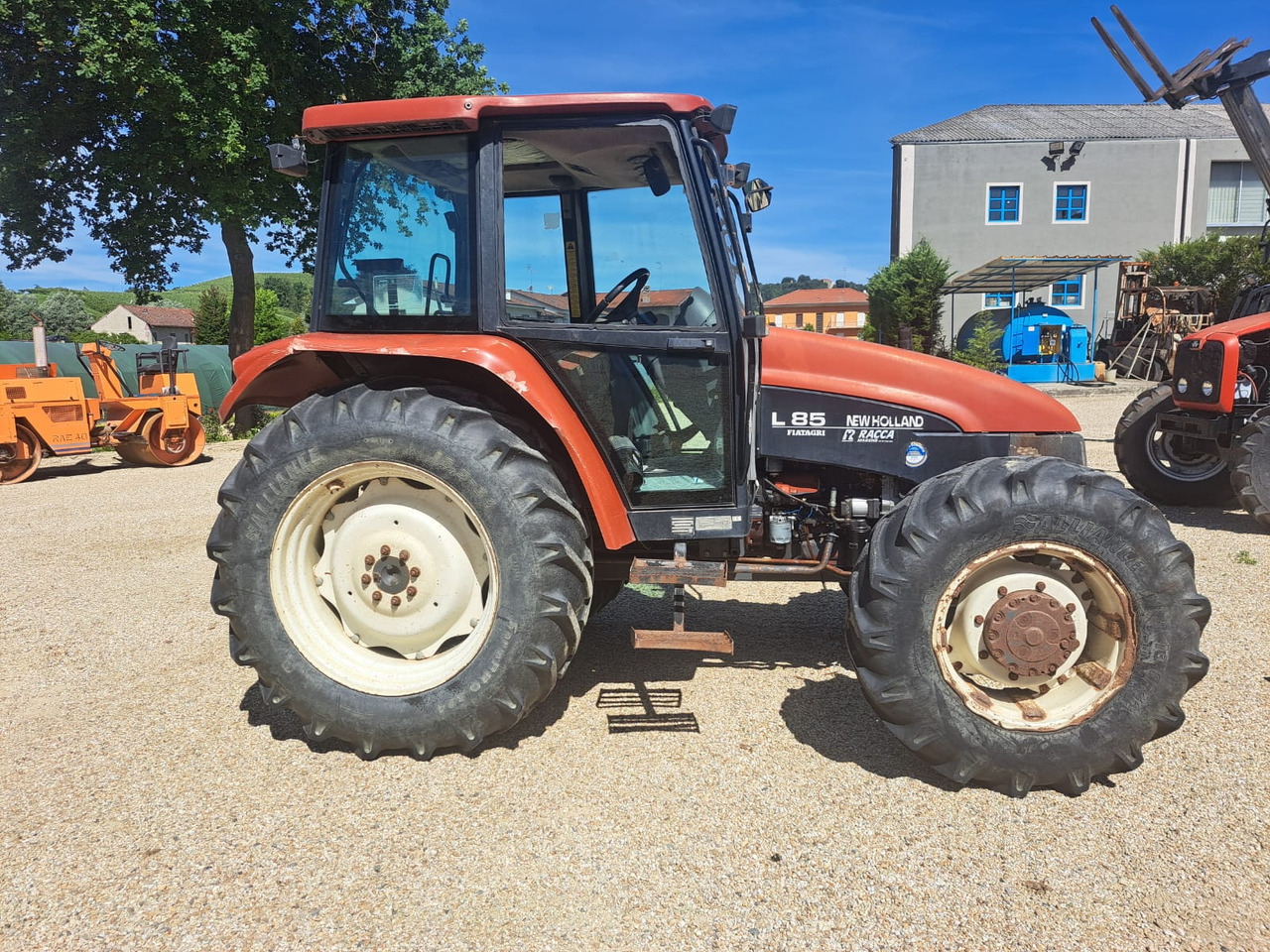 NEW HOLLAND New Holland L85 - Трактор: снимка 1 NEW HOLLAND New Holland L85 - Трактор: снимка 1