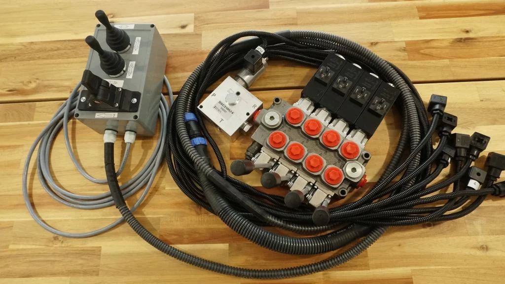 Proportional control box 12V 2 joysticks + finger controller + monoblock Galtec for Palfinger, Kubota, Fassi, Hiab - Горска техника: снимка 5 Proportional control box 12V 2 joysticks + finger controller + monoblock Galtec for Palfinger, Kubota, Fassi, Hiab - Горска техника: снимка 5