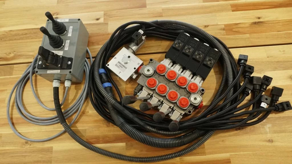 Proportional control box 12V 2 joysticks + finger controller + monoblock Galtec for Palfinger, Kubota, Fassi, Hiab - Горска техника: снимка 4 Proportional control box 12V 2 joysticks + finger controller + monoblock Galtec for Palfinger, Kubota, Fassi, Hiab - Горска техника: снимка 4