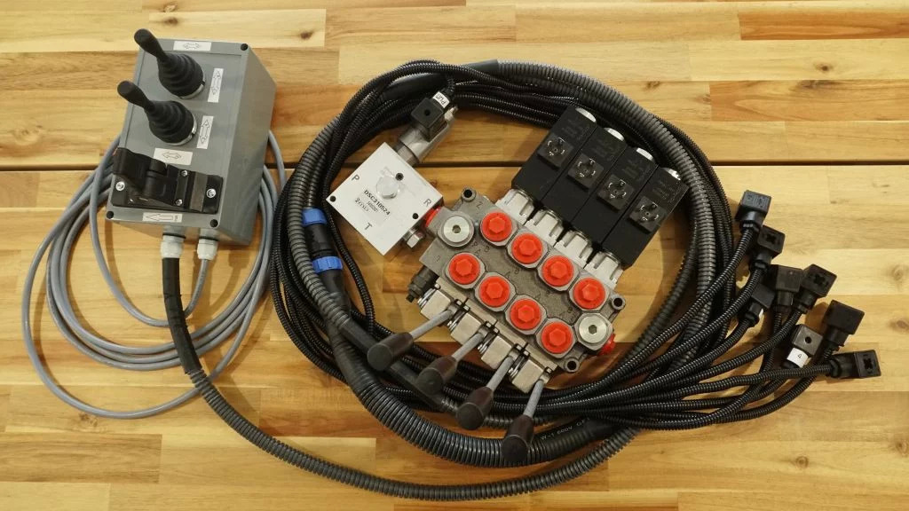 Proportional control box 12V 2 joysticks + finger controller + monoblock Galtec for Palfinger, Kubota, Fassi, Hiab - Горска техника: снимка 1 Proportional control box 12V 2 joysticks + finger controller + monoblock Galtec for Palfinger, Kubota, Fassi, Hiab - Горска техника: снимка 1
