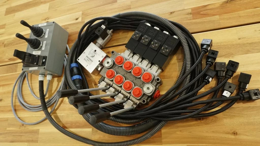 Proportional control box 12V 2 joysticks + finger controller + monoblock Galtec for Palfinger, Kubota, Fassi, Hiab - Горска техника: снимка 2 Proportional control box 12V 2 joysticks + finger controller + monoblock Galtec for Palfinger, Kubota, Fassi, Hiab - Горска техника: снимка 2