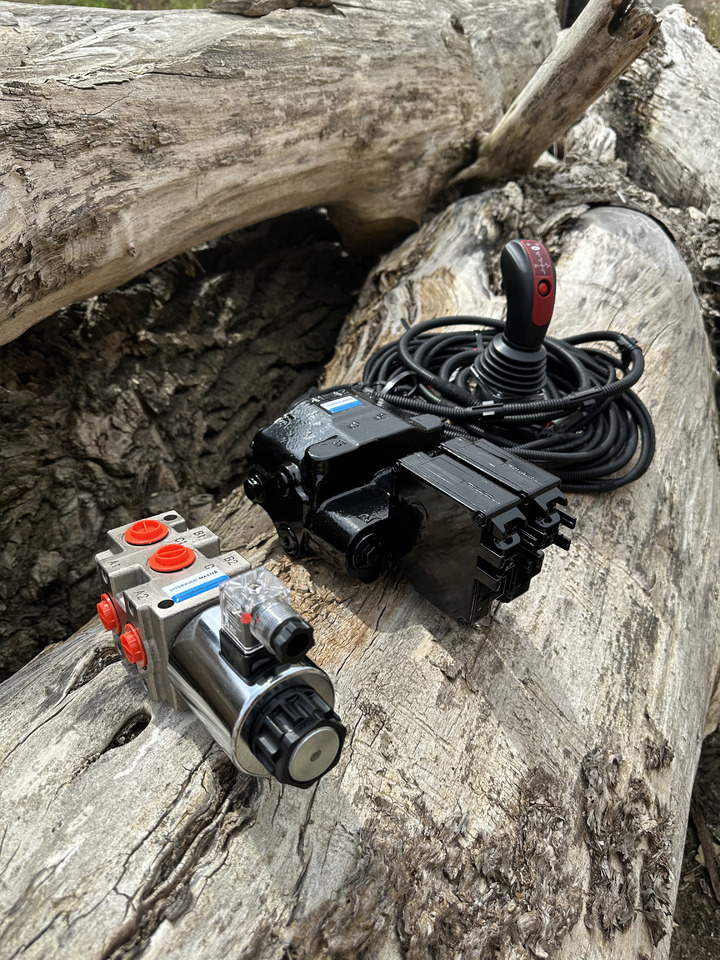 Walvoil SDM/DLM with 3rd function Case IH, International Harvester, John Deere, Kubota - Челен товарач за трактор за Челен товарач за трактор: снимка 1 Walvoil SDM/DLM with 3rd function Case IH, International Harvester, John Deere, Kubota - Челен товарач за трактор за Челен товарач за трактор: снимка 1
