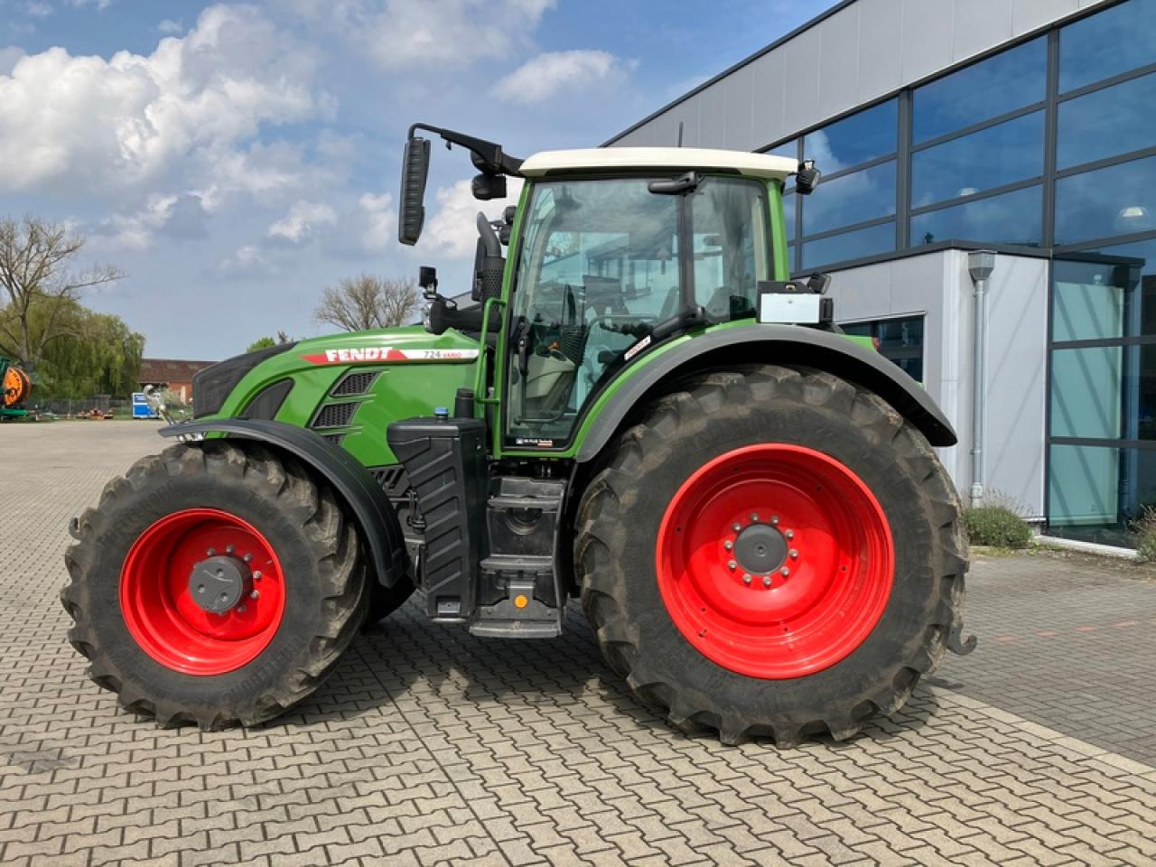 Fendt VARIO 724 GEN 6 PROFI PLUS SET 2 - Трактор: снимка 2 Fendt VARIO 724 GEN 6 PROFI PLUS SET 2 - Трактор: снимка 2