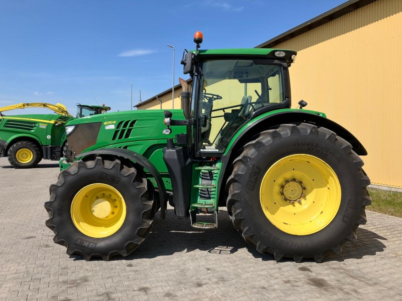 John Deere 6210R AUTOPOWER - Трактор: снимка 2 John Deere 6210R AUTOPOWER - Трактор: снимка 2