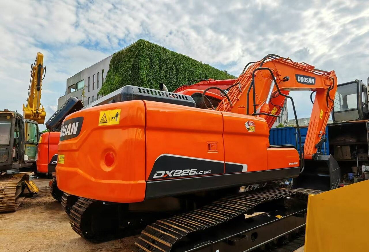 Doosan DX225LC - Верижен багер: снимка 1 Doosan DX225LC - Верижен багер: снимка 1