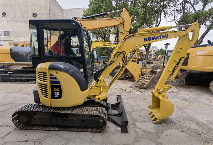 Best Selling Used komatsu PC35mr Excavators with good condition for sale in shanghai yard - Верижен багер: снимка 3 Best Selling Used komatsu PC35mr Excavators with good condition for sale in shanghai yard - Верижен багер: снимка 3