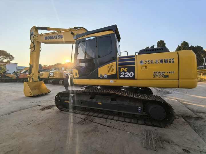 High Quality Used 22 ton Excavator komatsu pc220 Tracked Excavators komatsu excavator used japan in cheap price - Верижен багер: снимка 2 High Quality Used 22 ton Excavator komatsu pc220 Tracked Excavators komatsu excavator used japan in cheap price - Верижен багер: снимка 2