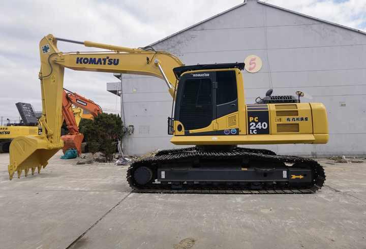 Japan Made Komatsu Second hand PC240LC-8 Excavator Used Construction Machine Komatsu Digger For Sale - Верижен багер: снимка 5 Japan Made Komatsu Second hand PC240LC-8 Excavator Used Construction Machine Komatsu Digger For Sale - Верижен багер: снимка 5