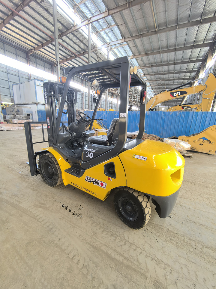 Komatsu FD30 Forklift - Дизелов мотокар: снимка 1 Komatsu FD30 Forklift - Дизелов мотокар: снимка 1