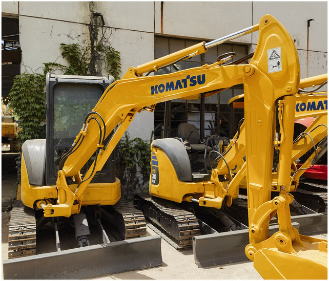 Komatsu PC35MR-3 excavator - Верижен багер: снимка 2 Komatsu PC35MR-3 excavator - Верижен багер: снимка 2