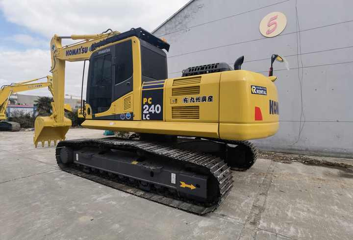 Made in Japan Used Excavator Komatsu PC240LC-8 SECOND HAND Komatsu PC240-8 Digging for Sale - Верижен багер: снимка 2 Made in Japan Used Excavator Komatsu PC240LC-8 SECOND HAND Komatsu PC240-8 Digging for Sale - Верижен багер: снимка 2