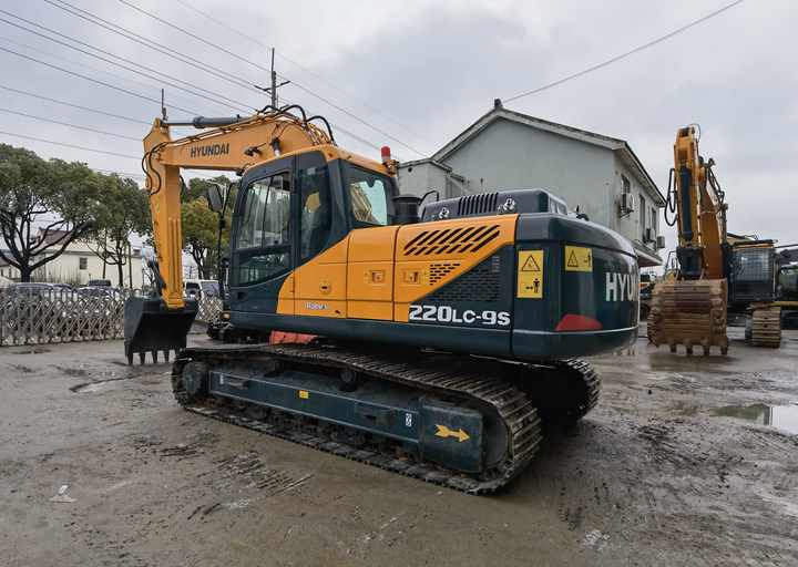 Second Hand Hyundai 220lc-9s excavators with good condition in china shanghai yard for sale - Верижен багер: снимка 3 Second Hand Hyundai 220lc-9s excavators with good condition in china shanghai yard for sale - Верижен багер: снимка 3