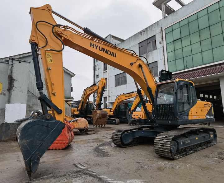 Second Hand Hyundai 220lc-9s excavators with good condition in china shanghai yard for sale - Верижен багер: снимка 4 Second Hand Hyundai 220lc-9s excavators with good condition in china shanghai yard for sale - Верижен багер: снимка 4