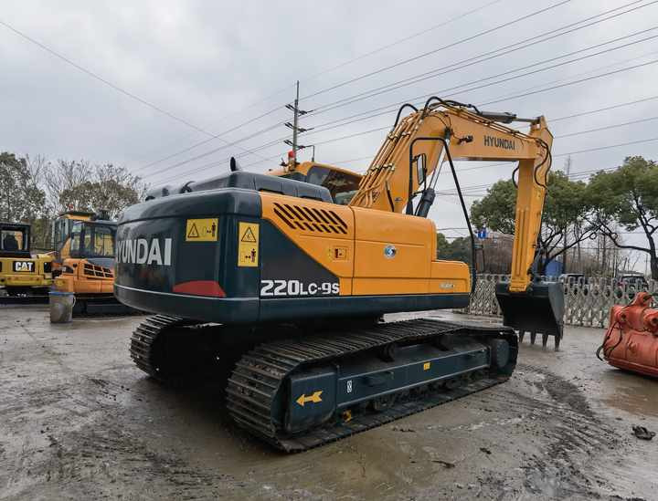 Second Hand Hyundai 220lc-9s excavators with good condition in china shanghai yard for sale - Верижен багер: снимка 2 Second Hand Hyundai 220lc-9s excavators with good condition in china shanghai yard for sale - Верижен багер: снимка 2