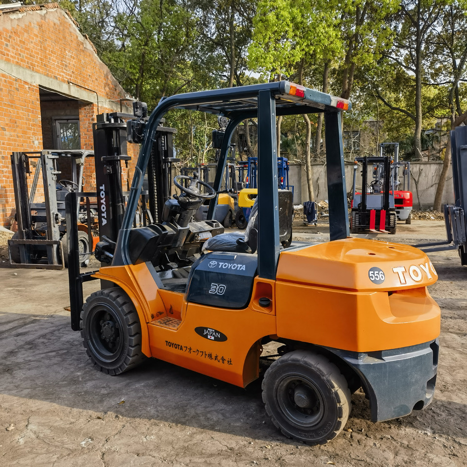 Toyota FD30 Forklift - Дизелов мотокар: снимка 1 Toyota FD30 Forklift - Дизелов мотокар: снимка 1