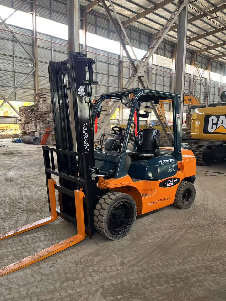 Toyota FD30 Forklift - Дизелов мотокар: снимка 2 Toyota FD30 Forklift - Дизелов мотокар: снимка 2
